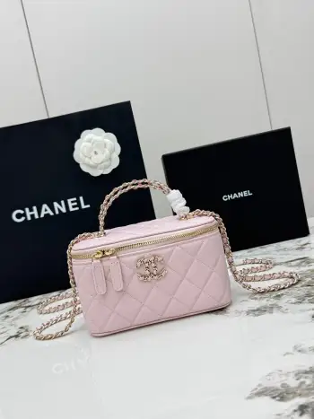  进口原厂皮    CHANEL新品 香奈儿26S化妆包 香奶奶家的新款盒子链条化妆包 不愧是今年的热门款 这个系列自从推出以来 就虏获了太多妹子的心 小巧可爱 可斜挎可手提 上身减龄好看通体经典的菱格纹鱼子酱小球纹牛皮材质设计 搭配硬挺的包型 天呐神仙颜值 这质感真的爱了 不仅用料好 款式好 容量也值得一提 包内有专用的口红夹层 给人一种特别的精致感与小惊喜 识货的女神们赶紧上手吧 型号 AP5182尺寸 长17×宽8×高9.5cm 