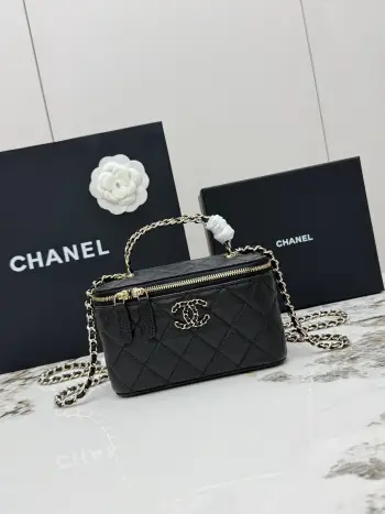  进口原厂皮    CHANEL新品 香奈儿26S化妆包 香奶奶家的新款盒子链条化妆包 不愧是今年的热门款 这个系列自从推出以来 就虏获了太多妹子的心 小巧可爱 可斜挎可手提 上身减龄好看通体经典的菱格纹鱼子酱小球纹牛皮材质设计 搭配硬挺的包型 天呐神仙颜值 这质感真的爱了 不仅用料好 款式好 容量也值得一提 包内有专用的口红夹层 给人一种特别的精致感与小惊喜 识货的女神们赶紧上手吧 型号 AP5182尺寸 长17×宽8×高9.5cm 