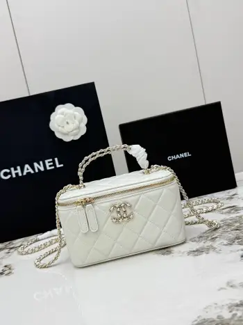  进口原厂皮    CHANEL新品 香奈儿26S化妆包 香奶奶家的新款盒子链条化妆包 不愧是今年的热门款 这个系列自从推出以来 就虏获了太多妹子的心 小巧可爱 可斜挎可手提 上身减龄好看通体经典的菱格纹鱼子酱小球纹牛皮材质设计 搭配硬挺的包型 天呐神仙颜值 这质感真的爱了 不仅用料好 款式好 容量也值得一提 包内有专用的口红夹层 给人一种特别的精致感与小惊喜 识货的女神们赶紧上手吧 型号 AP5182尺寸 长17×宽8×高9.5cm 