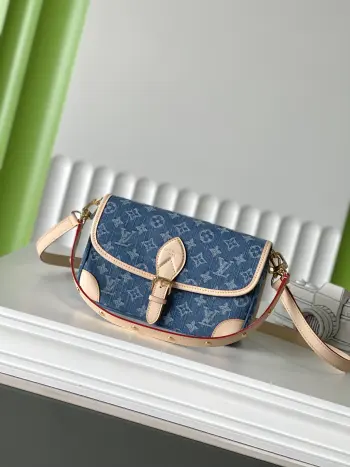 顶级原单 M13070 本款 Diane 手袋为经典 Monogram 丹宁布点缀撞色牛皮革饰边和耀目金属件 以摩登笔触演绎新季意趣 拉链内袋可妥善收纳贵重物品 可拆卸皮革肩带实现多种背携方式 15 x 9 x 24 厘 (高 x 宽 x 长度) 