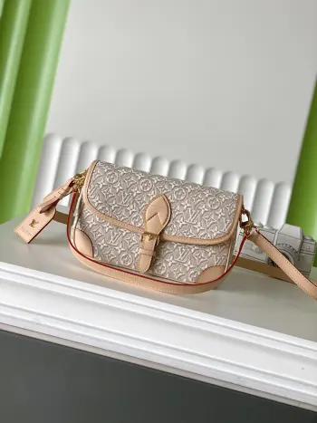 顶级原单 动态163芯片M29795 Diane 手袋演绎崭新版本 以精致提花帆布呈现刺绣般细腻质感 Monogram Emblème 标识铺陈其上 皮革饰边与专属 LV 地址牌完善整体 棉质内衬点缀限定路易威登标签 拉链贴袋便于妥善收纳小件物品 可调节肩带实现斜挎背携方式 24 x 15 x 9 厘米(长度 x 高 x 宽) 