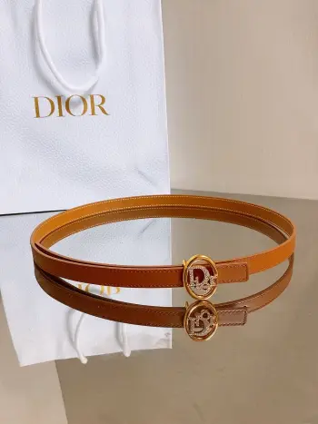 dior双面腰带 椭圆形扣子. 字母精致的镶有水钻 Reversible Dior Oblique Belt 进口光滑小牛皮. 15毫米 为皮夹克 或 连衣裙增添优雅的视觉效果宽度width 1.5cm