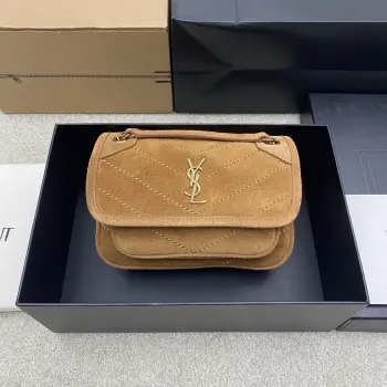 焦糖磨砂/金YSL Niki迷你手袋 磨砂反绒皮 光泽感满满 菱格纹+金属YSL标志超有辨识度 日常通勤 出街都很OK 链条肩带可手提 单肩 斜挎 背法多变 实用性超强  焦糖色秋冬超火 搭配衣服超有氛围感 内部空间合理 日常物品轻松装下 是YSL家的经典热门款 846087型号 828736尺寸 18x12.5x5cm 