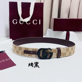Gucci Primavera系列通过融合创新与务实的愿景 确立了廓形 质地与材质的新语汇 这款GG帆布腰带上饰有标志性的双G带扣 为整体造型注入品牌精髓 3.5cm