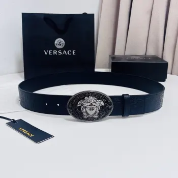 versace 范思哲 新款压花腰带配有醒目的美杜莎头像搭扣 可为任何造型增添几分立体雅致效果 4.0cm宽