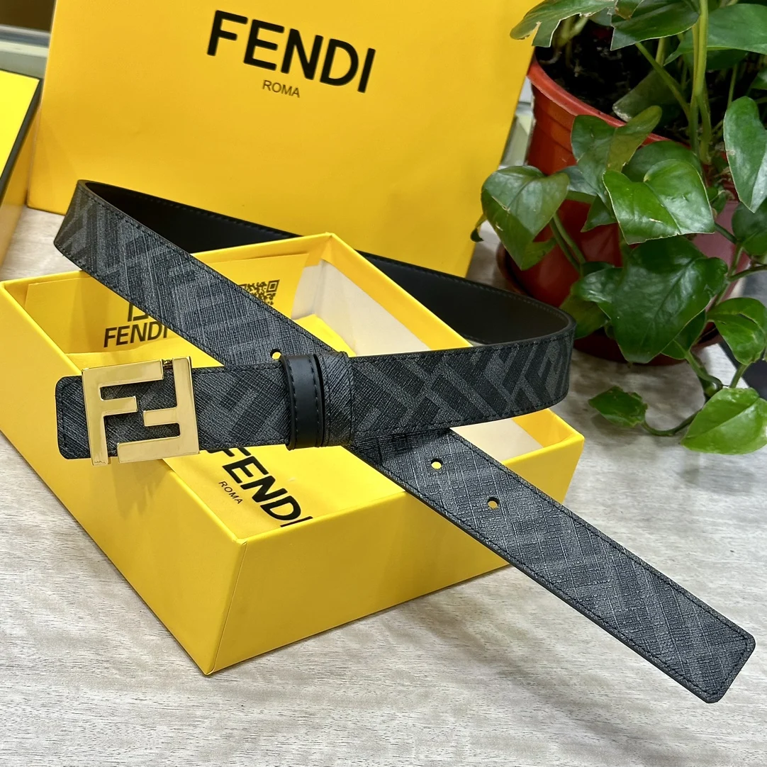 原单芬迪皮带|高仿芬迪皮带|精仿芬迪皮带|一比一芬迪皮带FENDI 芬迪 专柜同款 宽3.0CM 双环正反用腰带 FF按钉搭扣 黑色Cuoio Romano皮革材质 反面面料带有烟草灰和黑色FF图案 黑色珐琅金属饰面 时尚经典 百搭款