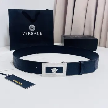 versace 范思哲 新款压花腰带配有醒目的美杜莎头像搭扣 可为任何造型增添几分立体雅致效果 4.0cm宽