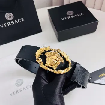 versace 范思哲 新款压花腰带配有醒目的美杜莎头像搭扣 可为任何造型增添几分立体雅致效果 4.0cm宽