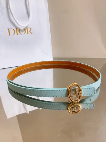 dior双面腰带 椭圆形扣子. 字母精致的镶有水钻 Reversible Dior Oblique Belt 进口光滑小牛皮. 15毫米 为皮夹克 或 连衣裙增添优雅的视觉效果宽度width 1.5cm