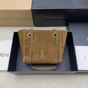 磨砂棕/金YSL Niki 迷你购物袋 油蜡皮超有质感 表面自然褶皱 手感软糯又耐用 金属链条肩带+YSL标志 复古又时髦 轻便容量刚好 通勤出街都OK 内部磁性按扣+拉链口袋 收纳超方便 手拎肩背随心切换 实用又百搭 是Niki系列热门款 879207型号 A0088尺寸 19x16x7cm