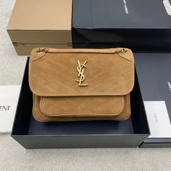 焦糖磨砂/金YSL Niki 中号手袋 磨砂反绒皮 光泽感满满 菱格纹+金属YSL标志超有辨识度 日常通勤 出街都很OK 链条肩带可手提 单肩 斜挎 背法多变 实用性超强  焦糖色秋冬超火 搭配衣服超有氛围感 内部空间合理 日常物品轻松装下 是YSL家的经典热门款 633158型号 498894尺寸 28×8×20cm 