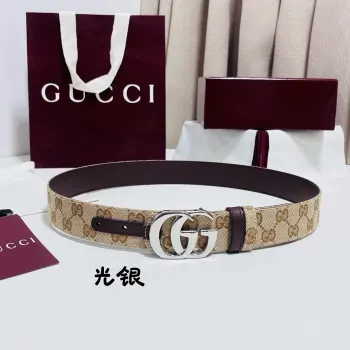 Gucci Primavera系列通过融合创新与务实的愿景 确立了廓形 质地与材质的新语汇 这款GG帆布腰带上饰有标志性的双G带扣 为整体造型注入品牌精髓 3.5cm