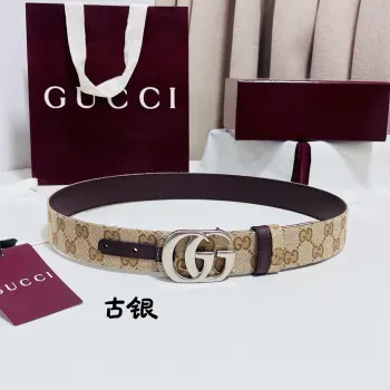 Gucci Primavera系列通过融合创新与务实的愿景 确立了廓形 质地与材质的新语汇 这款GG帆布腰带上饰有标志性的双G带扣 为整体造型注入品牌精髓 3.5cm