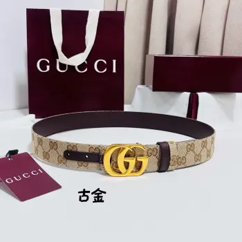 Gucci Primavera系列通过融合创新与务实的愿景 确立了廓形 质地与材质的新语汇 这款GG帆布腰带上饰有标志性的双G带扣 为整体造型注入品牌精髓 3.5cm