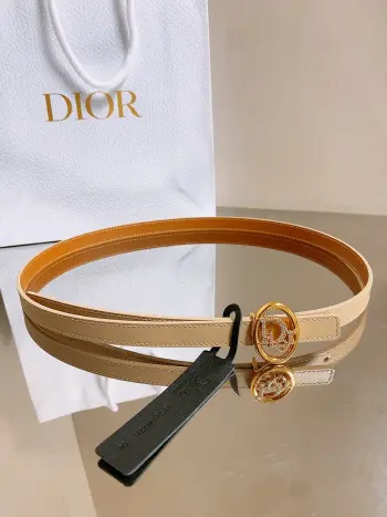 dior双面腰带 椭圆形扣子. 字母精致的镶有水钻 Reversible Dior Oblique Belt 进口光滑小牛皮. 15毫米 为皮夹克 或 连衣裙增添优雅的视觉效果宽度width 1.5cm
