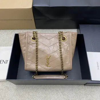 油腊杏/金YSL Niki 迷你购物袋 油蜡皮超有质感 表面自然褶皱 手感软糯又耐用 金属链条肩带+YSL标志 复古又时髦 轻便容量刚好 通勤出街都OK 内部磁性按扣+拉链口袋 收纳超方便 手拎肩背随心切换 实用又百搭 是Niki系列热门款 879207型号 A0088尺寸 19x16x7cm
