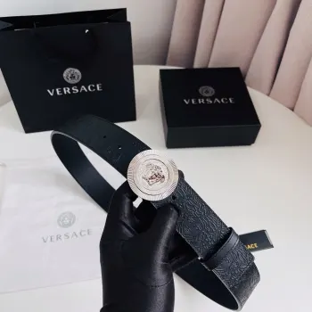 versace 范思哲 新款压花腰带配有醒目的美杜莎头像搭扣 可为任何造型增添几分立体雅致效果 4.0cm宽