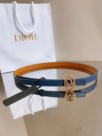 dior双面腰带 椭圆形扣子. 字母精致的镶有水钻 Reversible Dior Oblique Belt 进口光滑小牛皮. 15毫米 为皮夹克 或 连衣裙增添优雅的视觉效果宽度width 1.5cm