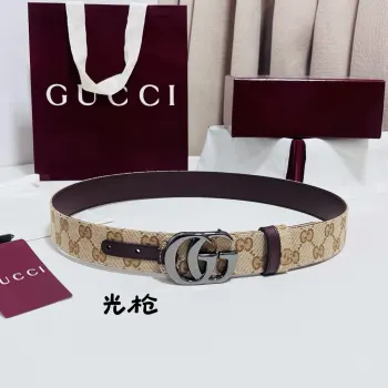 Gucci Primavera系列通过融合创新与务实的愿景 确立了廓形 质地与材质的新语汇 这款GG帆布腰带上饰有标志性的双G带扣 为整体造型注入品牌精髓 3.5cm