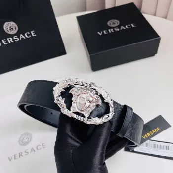 versace 范思哲 新款压花腰带配有醒目的美杜莎头像搭扣 可为任何造型增添几分立体雅致效果 4.0cm宽