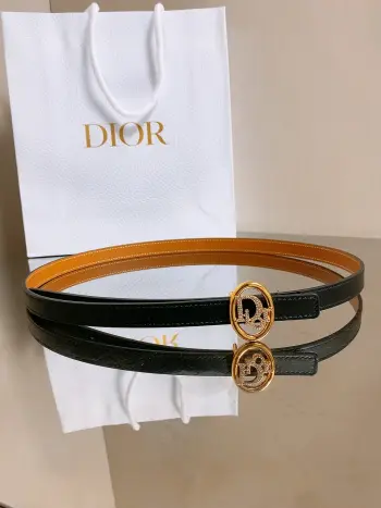 dior双面腰带 椭圆形扣子. 字母精致的镶有水钻 Reversible Dior Oblique Belt 进口光滑小牛皮. 15毫米 为皮夹克 或 连衣裙增添优雅的视觉效果宽度width 1.5cm