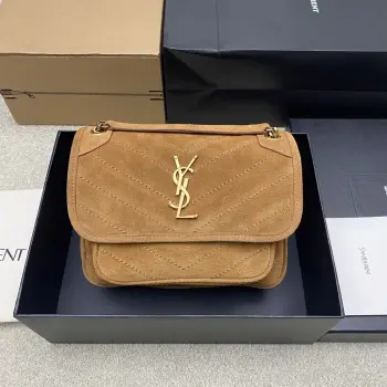 焦糖磨砂/金YSL Niki 小号 手袋 磨砂反绒皮 光泽感满满 菱格纹+金属YSL标志超有辨识度 日常通勤 出街都很OK 链条肩带可手提 单肩 斜挎 背法多变 实用性超强  焦糖色秋冬超火 搭配衣服超有氛围感 内部空间合理 日常物品轻松装下 是YSL家的经典热门款 498892型号 633151尺寸 22×16×12cm 
