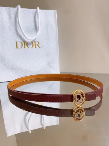 dior双面腰带 椭圆形扣子. 字母精致的镶有水钻 Reversible Dior Oblique Belt 进口光滑小牛皮. 15毫米 为皮夹克 或 连衣裙增添优雅的视觉效果宽度width 1.5cm