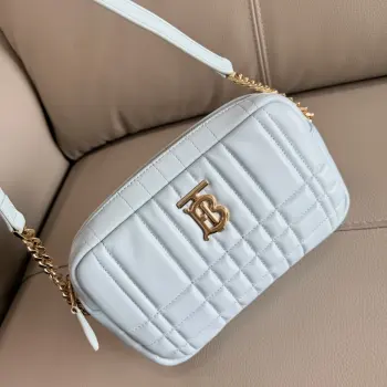 特级 B家柔软别致的绗缝款 Lola – 萝纳相机包  选用意大利鞣制羔羊皮材质匠心打造 TB专属标识 搭配光泽的链条背带 可肩背 或缔造斜背造型 尺寸24 x 6× 15cm型号0211