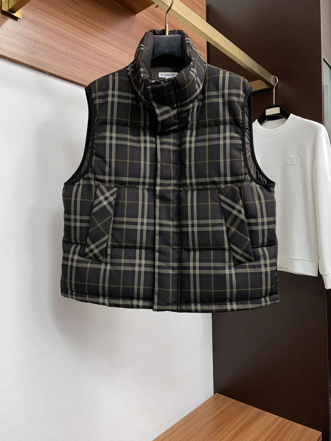 原单羽绒服/棉衣男装|高仿羽绒服/棉衣男装|精仿羽绒服/棉衣男装|一比一羽绒服/棉衣男装巴宝莉 26秋冬男士时尚羽绒马甲 轻奢时尚休闲风格 轻盈保暖柔软 低调系列时尚百搭 就是有型 香港贸易订单款 超级种草的神仙单品 作为大家都要仰视的品牌 他们对货源的把控也毫无悬念的严格 非常酷炫轻盈飘逸的连帽羽绒服 更具魅力感Logo徽章 原版针织格纹 两侧功能性斜插的口袋 很有质感的原漆原版四合扣 轻松的彰显品牌辨识度跟超强规格性能 上身绝对超级惹眼   整体的材质也是超级能打 采用意大利进口面料打造 具有百年品牌的高端触感 内里绒子含量90%白鸭绒打造 10%羽毛 满身横线绗缝充绒饱满 蓬松感十足回弹性特别好 外层100%锦纶面料 如有疑问 可拆开检验 充绒量极高 版型完美 时尚不臃肿 演绎系列的简约美学风格 上身效果轻盈保暖 御寒效果满分! !一款颜值跟性能同步在线的高街奢物 绝对炸街的超级重磅M-3xl