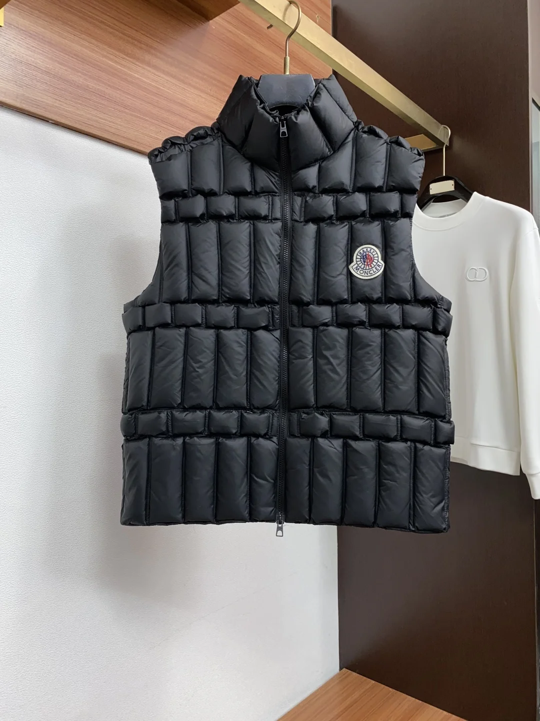 原单羽绒服/棉衣男装|高仿羽绒服/棉衣男装|精仿羽绒服/棉衣男装|一比一羽绒服/棉衣男装蒙口 26秋冬男士时尚羽绒服马甲 轻奢时尚休闲风格 轻盈保暖柔软 低调系列时尚百搭 就是有型 香港贸易订单款 超级种草的神仙单品 作为大家都要仰视的品牌 他们对货源的把控也毫无悬念的严格 非常酷炫轻盈飘逸的连帽羽绒服 更具魅力感Logo徽章 定制原版子弹袋设计 两侧功能性斜插的口袋 很有质感的原漆原版四合扣 轻松的彰显品牌辨识度跟超强规格性能 上身绝对超级惹眼   整体的材质也是超级能打 采用意大利进口面料打造 具有百年品牌的高端触感 内里绒子含量90%白鸭绒打造 10%羽毛 满身横线绗缝充绒饱满 蓬松感十足回弹性特别好 外层100%锦纶面料 如有疑问 可拆开检验 充绒量极高 版型完美 时尚不臃肿 演绎系列的简约美学风格 上身效果轻盈保暖 御寒效果满分! !一款颜值跟性能同步在线的高街奢物 绝对炸街的超级重磅M-3xl