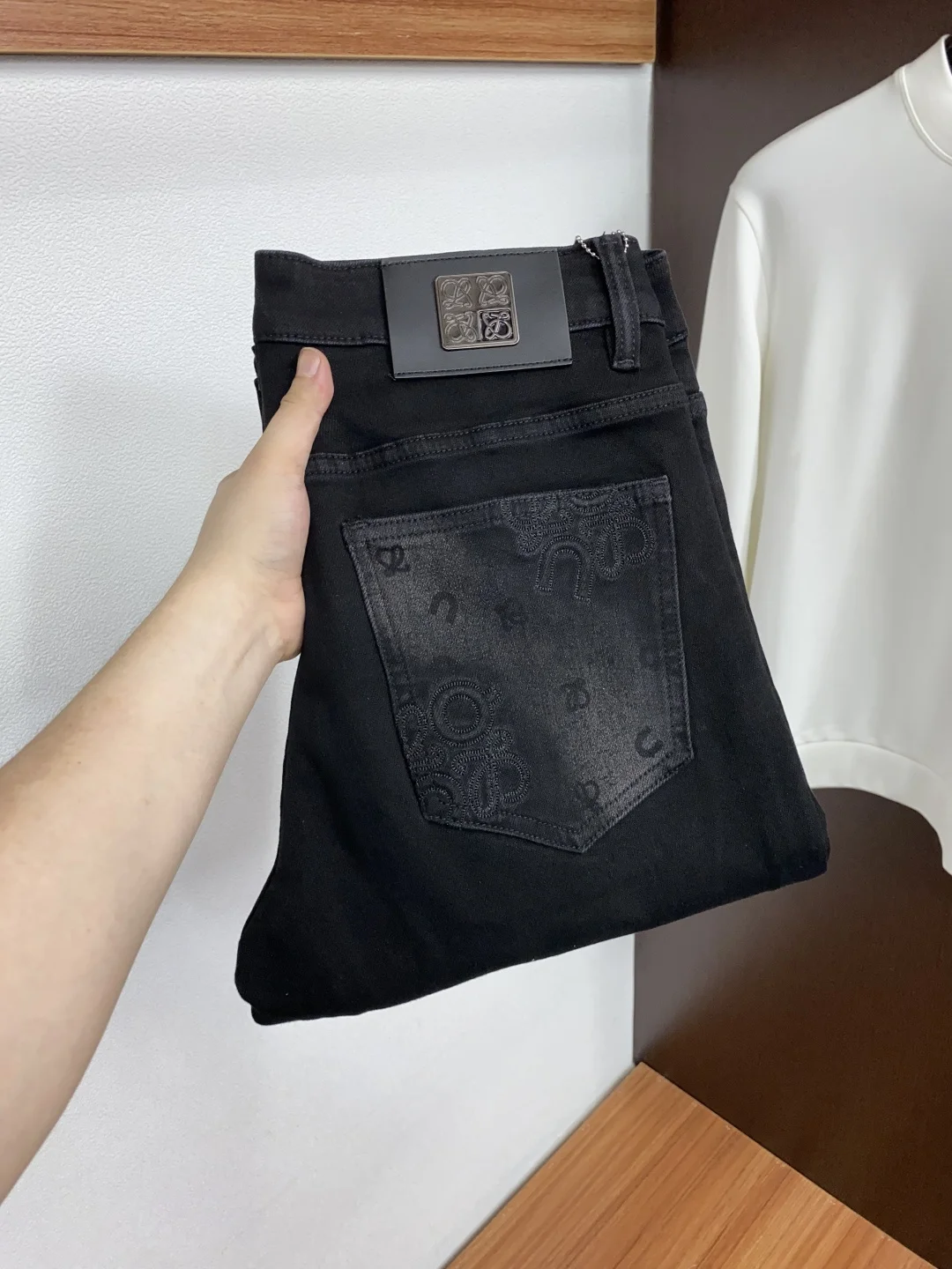 原单牛仔裤男装|高仿牛仔裤男装|精仿牛仔裤男装|一比一牛仔裤男装罗意威 29-38 26秋冬 新款 男士小直筒原单 牛仔裤裤 秋冬新款超柔软 弹力面料 复杂的手工艺叠加 任何一个洗水环节多停留几秒都会变成完全不一样的颜色效果 所以越加珍贵 特别持久 耐味   选用上乘的丹宁弹力质感 真皮皮牌 高定的金属辅料  打造出独特及原创的牛仔裤裤款型 原版五金辅料 版型超正 舒适透气 档次极高 专柜品质 上身帅气十足 P