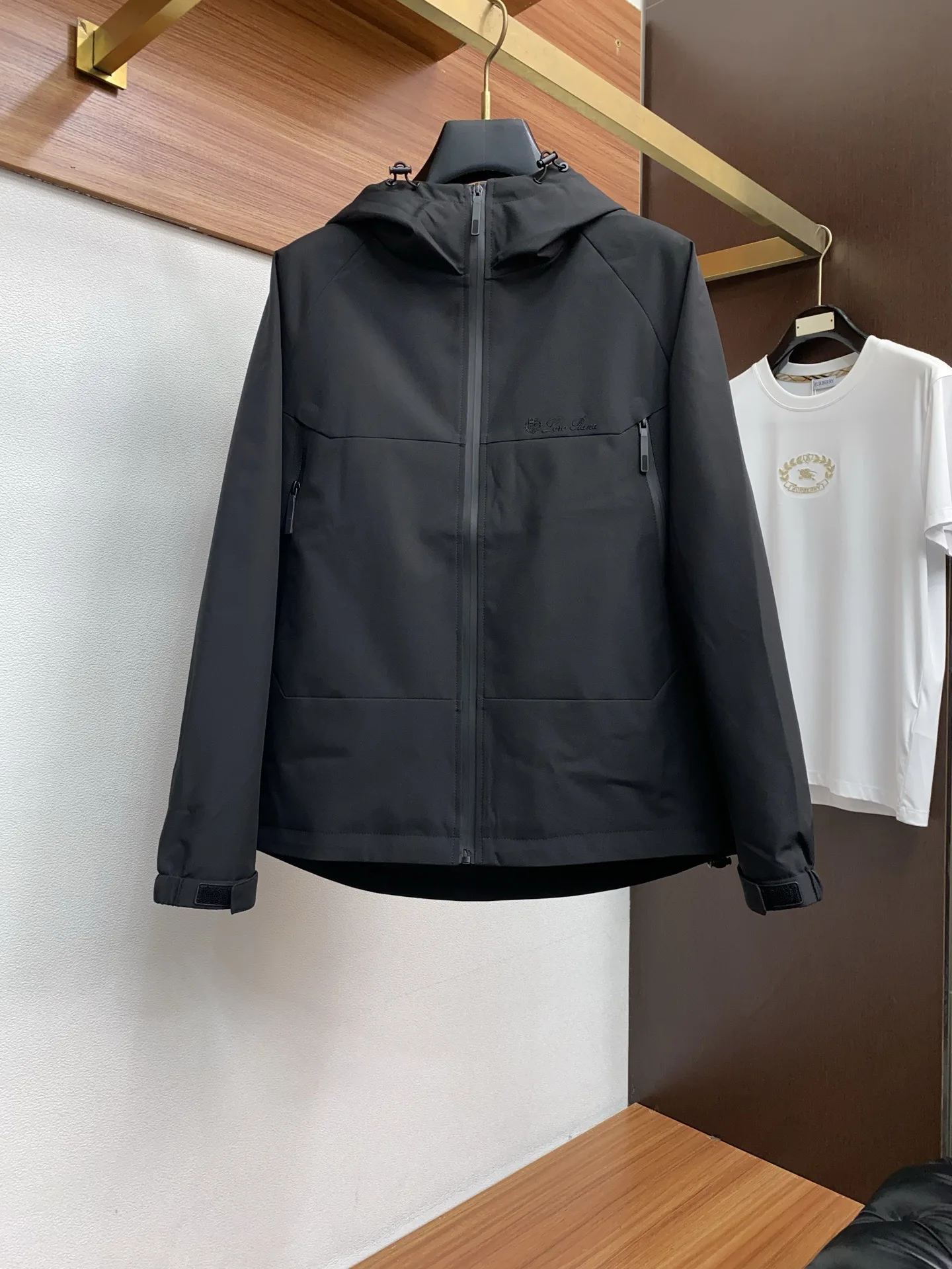 原单羽绒服/棉衣男装|高仿羽绒服/棉衣男装|精仿羽绒服/棉衣男装|一比一羽绒服/棉衣男装Lp 诺悠翩雅 棉衣夹克外套 简约而利落的帽领设计便足以吸引你的目光 不仅为整体造型增添了一份干练与精神 还能在微凉的天气里为提供贴心的温暖呵护 夹克上的拉链是精心挑选的高品质配件 顺滑耐用 每一次开合都流畅自如 每一个细节都处理得恰到好处 体现出品牌对品质的严格把控 内里百分百触感柔软细腻 具有出色的透气性 能让肌肤自由呼吸 即使在长时间穿着后也能保持干爽舒适 同时还具备良好的防风性能 为你抵御外界的寒意 采用修身而不紧身的版型设计 能够很好地修饰身体线条 展现出男士的挺拔与健硕 经典的深蓝色调沉稳而大气 还能适应各种肤色 让你在任何时候都能展现出最佳的形象码数 M-3XL 48-56 