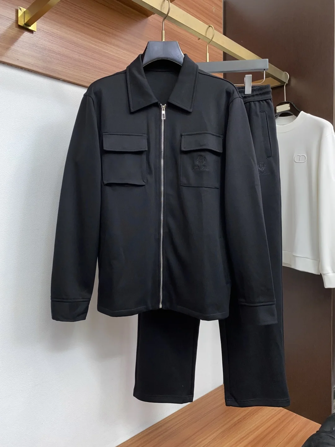 原单套装男装|高仿套装男装|精仿套装男装|一比一套装男装套装 L诺悠翩雅 成套不拆2026秋冬季最新品 专柜同步有售 原单狠货 时尚休闲套装 上身舒适 吸睛而有亮点 采用进口原版面料 顶级刺绣 工艺字母图案logo 原版五金辅料装饰 简单而不失时尚 上身时尚帅气 3  色推荐 码数 M-4Xl 