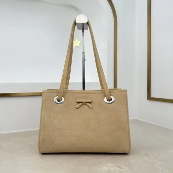  编号 M1410 杏色蝴蝶结这款购物袋由乔纳森 安德森 (Jonathan Anderson) 为 Dior 倾情打造 实用宽敞的设计饰以精美蝴蝶结提升格调 展现 Dior 的全新标志细节 小号款式 牛皮和皮革装饰等材质巧妙结合 柔软廓形和巧妙的滑动式顶部手柄别具一格 可手提 肩背或斜挎 主体 牛皮革 棉 科技面料里料 棉 亚麻 牛皮革磁性开合正面饰以 Dior 标志皮革蝴蝶结顶部滑动式皮革手柄 搭配 CD 标志孔眼内部拉链口袋内部插袋编号: M1410尺寸 27 x 19 x 13.5 厘米 长 x 高 x 宽 
