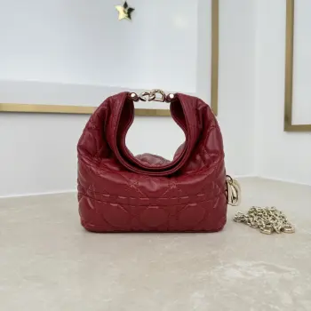  款号 2866 迷你款 羊皮   樱桃红 这款 Dior Toujours Hobo 手袋由乔纳森 安德森 (Jonathan Anderson) 设计 突显别具一格的弧形轮廓 以充满活力的现代风格重新诠释 Dior 传承 突显柔软而醒目的结构 展现充盈感 是日常使用的理想单品 小号款式 风格百搭 搭配特色 CD Lock 扣环和可调节 可拆卸的肩带 可手提 肩背或斜挎 尺寸 17.5 x 19 x 7 厘米 长 x 高 x 宽 可收纳 1 个包 1 部手机 2 个卡夹 太阳眼镜和唇膏尺寸和重量详情可能因产品材质而有所不同