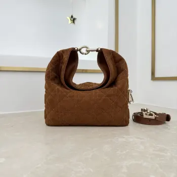  款号 2867  小号   牛绒纹   棕色 这款 Dior Toujours Hobo 手袋由乔纳森 安德森 (Jonathan Anderson) 设计 突显别具一格的弧形轮廓 以充满活力的现代风格重新诠释 Dior 传承 突显柔软而醒目的结构 展现充盈感 是日常使用的理想单品 小号款式 风格百搭 搭配特色 CD Lock 扣环和可调节 可拆卸的肩带 可手提 肩背或斜挎 尺寸 22.5 x 14 x 7.5 厘米 长 x 高 x 宽 可收纳 1 个包 1 部手机 2 个卡夹 太阳眼镜和唇膏尺寸和重量详情可能因产品材质而有所不同