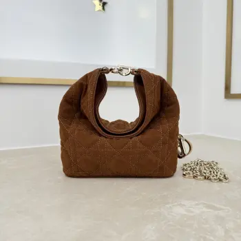  款号 2866 迷你款 牛绒纹   棕色 这款 Dior Toujours Hobo 手袋由乔纳森 安德森 (Jonathan Anderson) 设计 突显别具一格的弧形轮廓 以充满活力的现代风格重新诠释 Dior 传承 突显柔软而醒目的结构 展现充盈感 是日常使用的理想单品 小号款式 风格百搭 搭配特色 CD Lock 扣环和可调节 可拆卸的肩带 可手提 肩背或斜挎 尺寸 17.5 x 19 x 7 厘米 长 x 高 x 宽 可收纳 1 个包 1 部手机 2 个卡夹 太阳眼镜和唇膏尺寸和重量详情可能因产品材质而有所不同