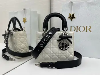  升级版 内里羊筋 蝴蝶结Lady Dior My ABCDior 冰川蓝 手袋集中体现了 Dior 对典雅和美丽的深刻洞见 采用羊皮革精心制作 以藤格纹缉面线打造醒目的绗缝细节 时髦典雅的设计经久不衰 缀有银色饰面金属 D.I.O.R. 吊饰 彰显优雅气质 四格小号款式 设计别致 肩带可饰以徽章彰显个性 可手提或斜挎 尺寸 20 x 17 x 8 厘米 