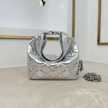  款号 2866 迷你款 羊皮   银色 这款 Dior Toujours Hobo 手袋由乔纳森 安德森 (Jonathan Anderson) 设计 突显别具一格的弧形轮廓 以充满活力的现代风格重新诠释 Dior 传承 突显柔软而醒目的结构 展现充盈感 是日常使用的理想单品 小号款式 风格百搭 搭配特色 CD Lock 扣环和可调节 可拆卸的肩带 可手提 肩背或斜挎 尺寸 17.5 x 19 x 7 厘米 长 x 高 x 宽 可收纳 1 个包 1 部手机 2 个卡夹 太阳眼镜和唇膏尺寸和重量详情可能因产品材质而有所不同