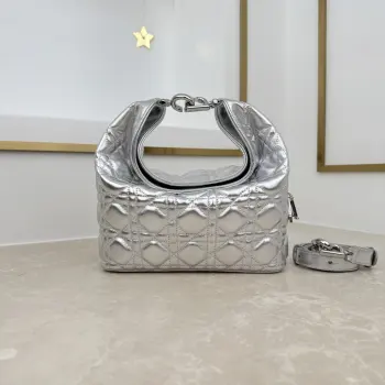  款号 2867  小号   羊皮   银色 这款 Dior Toujours Hobo 手袋由乔纳森 安德森 (Jonathan Anderson) 设计 突显别具一格的弧形轮廓 以充满活力的现代风格重新诠释 Dior 传承 突显柔软而醒目的结构 展现充盈感 是日常使用的理想单品 小号款式 风格百搭 搭配特色 CD Lock 扣环和可调节 可拆卸的肩带 可手提 肩背或斜挎 尺寸 22.5 x 14 x 7.5 厘米 长 x 高 x 宽 可收纳 1 个包 1 部手机 2 个卡夹 太阳眼镜和唇膏尺寸和重量详情可能因产品材质而有所不同