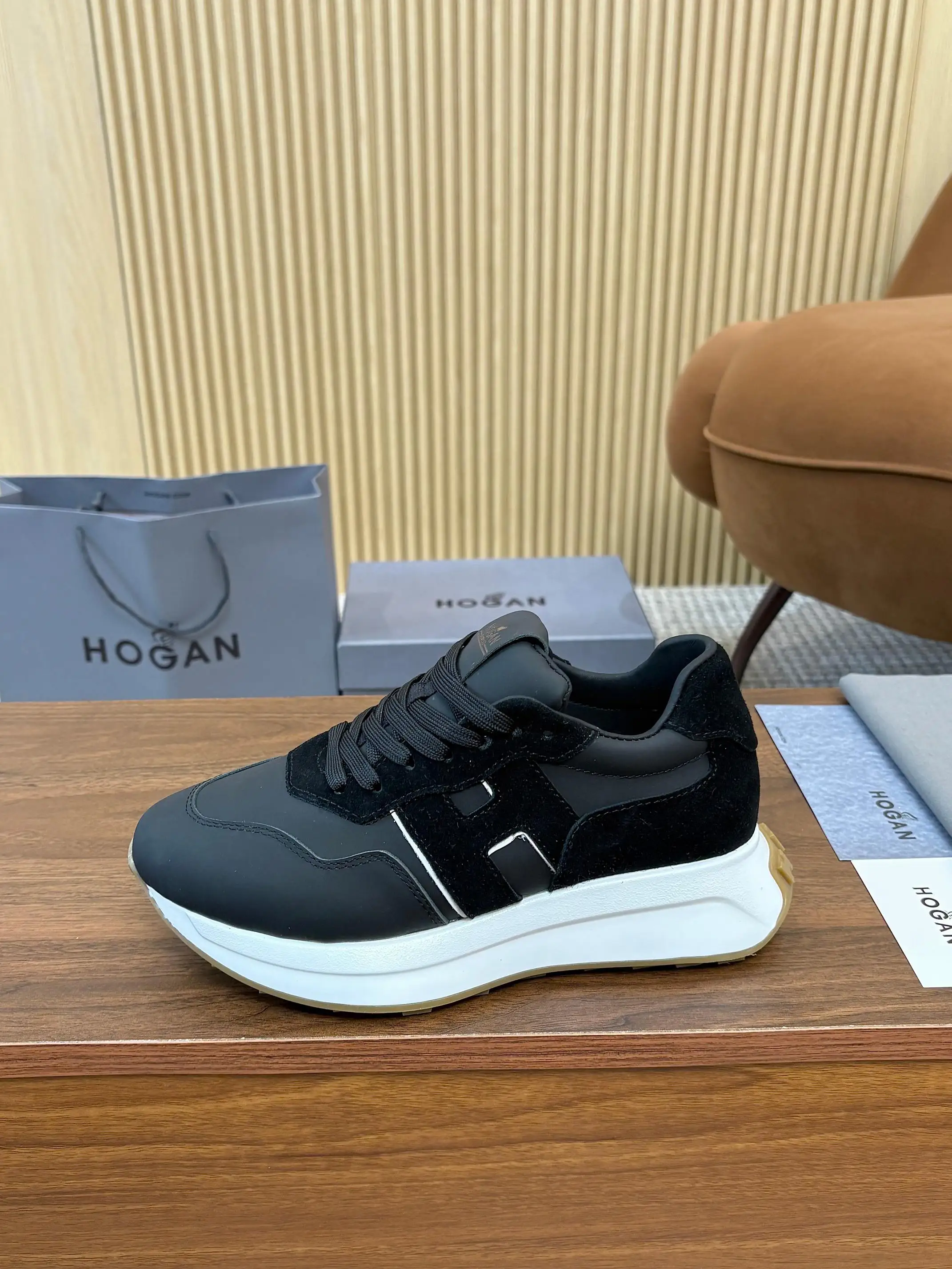 原单其他女鞋|高仿其他女鞋|精仿其他女鞋|一比一其他女鞋HOGAN 霍根 2025新款转图必爆 H-STRIPES系列情侣款厚底老爹鞋飞艇鞋休闲运动鞋 顶级版本原版购入开发做货此款H-STRIPES系列运动鞋采用撞色高弹厚底增高设计 令整鞋焕发新意活力 穿梭型格畅想 抢占视线焦点 再掀现代感都市风潮 面料 原版定制进口牛皮材质内里 原版牛皮里鞋底 独家开模超轻高弹材质 底厚 约4.5cm码数 女35-45