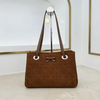  编号 M1410 棕色蝴蝶结这款购物袋由乔纳森 安德森 (Jonathan Anderson) 为 Dior 倾情打造 实用宽敞的设计饰以精美蝴蝶结提升格调 展现 Dior 的全新标志细节 小号款式 牛皮和皮革装饰等材质巧妙结合 柔软廓形和巧妙的滑动式顶部手柄别具一格 可手提 肩背或斜挎 主体 牛皮革 棉 科技面料里料 棉 亚麻 牛皮革磁性开合正面饰以 Dior 标志皮革蝴蝶结顶部滑动式皮革手柄 搭配 CD 标志孔眼内部拉链口袋内部插袋编号: M1410尺寸 27 x 19 x 13.5 厘米 长 x 高 x 宽 