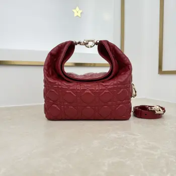  款号 2867  小号   羊皮   樱桃红色 这款 Dior Toujours Hobo 手袋由乔纳森 安德森 (Jonathan Anderson) 设计 突显别具一格的弧形轮廓 以充满活力的现代风格重新诠释 Dior 传承 突显柔软而醒目的结构 展现充盈感 是日常使用的理想单品 小号款式 风格百搭 搭配特色 CD Lock 扣环和可调节 可拆卸的肩带 可手提 肩背或斜挎 尺寸 22.5 x 14 x 7.5 厘米 长 x 高 x 宽 可收纳 1 个包 1 部手机 2 个卡夹 太阳眼镜和唇膏尺寸和重量详情可能因产品材质而有所不同