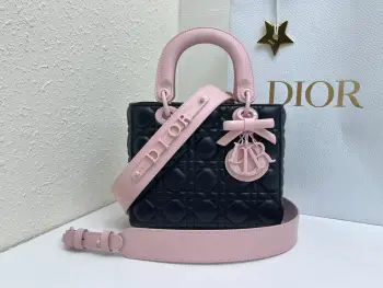 四格黑粉双色磨砂-粉色磨砂扣戴妃包蝴蝶结这款 Lady Dior 手袋集中体现了 Dior 对优雅和美丽的深刻洞见 时髦典雅的设计经久不衰 采用黑粉双色羊皮皮革精心制作 饰以藤格纹缉面线 绗缝纹理醒目吸睛 饰以同色调的金属 D.I.O.R. 吊饰 为精美的轮廓增添一分灵动 搭配可拆卸的肩带 可手提 肩背或斜挎 是晚装的理想伴侣 主体 羊皮革里料 羊皮革可拆卸链条内部拉链口袋可随心搭配其他 Dior 刺绣肩带内含防尘袋意大利制造尺寸 20x 17 x 8cm