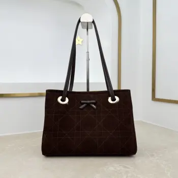  编号 M1410 咖啡蝴蝶结这款购物袋由乔纳森 安德森 (Jonathan Anderson) 为 Dior 倾情打造 实用宽敞的设计饰以精美蝴蝶结提升格调 展现 Dior 的全新标志细节 小号款式 牛皮和皮革装饰等材质巧妙结合 柔软廓形和巧妙的滑动式顶部手柄别具一格 可手提 肩背或斜挎 主体 牛皮革 棉 科技面料里料 棉 亚麻 牛皮革磁性开合正面饰以 Dior 标志皮革蝴蝶结顶部滑动式皮革手柄 搭配 CD 标志孔眼内部拉链口袋内部插袋编号: M1410尺寸 27 x 19 x 13.5 厘米 长 x 高 x 宽 