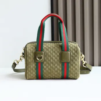 品牌甄选GG迷你手袋灵感源自Gucci标志性旅行包的造型风格 这款手袋采用丹宁面料匠心打造 配有条纹织带提手与可拆卸肩带 焕新演绎品牌经典元素 致敬品牌在旅行箱包领域的悠久传承 棕色GG绒面材质棕色皮革滚边浅金色调配件棕色棉麻混纺衬里提手 10厘米高 可拆卸可调节皮革肩带 50厘米高 长度 101.5厘米 拉链开合型号 859975 尺寸 20厘米 宽 x 13厘米 高 x 13厘米 深 重量 约0.4千克颜色 茉茶色压磨砂/原厂皮 