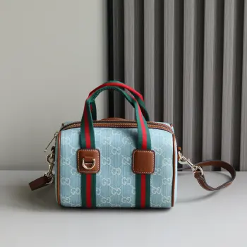  新品 灵感源自Gucci标志性的旅行包廓形 品牌推出了Mini GG手袋 该款手袋采用柔软的GG老花帆布精制而成 配有Web织带手柄和可拆卸肩带 重新演绎了品牌的经典元素 致敬Gucci引以为傲的旅行传统 米色和深棕色GG字母图案涂层织物深棕色皮革滚边浅金色调配件绿色亚麻棉混纺衬里提手 10厘米高 可拆卸可调节皮革肩带 50厘米高 长度 101.5厘米型号 859975 尺寸 20厘米 宽 x 13厘米 高 x 13厘米 深 重量 约0.4千克颜色 丹宁牛仔/pvc 意大利创作