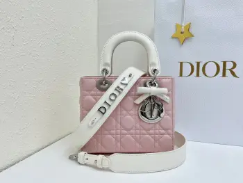  升级版 内里羊筋 蝴蝶结Lady Dior My ABCDior 手袋集中体现了 Dior 对典雅和美丽的深刻洞见 采用羊皮革精心制作 以藤格纹缉面线打造醒目的绗缝细节 时髦典雅的设计经久不衰 缀有银色饰面金属 D.I.O.R. 吊饰 彰显优雅气质 四格小号款式 设计别致 肩带可饰以徽章彰显个性 可手提或斜挎 尺寸 20 x 17 x 8 厘米编号:058 