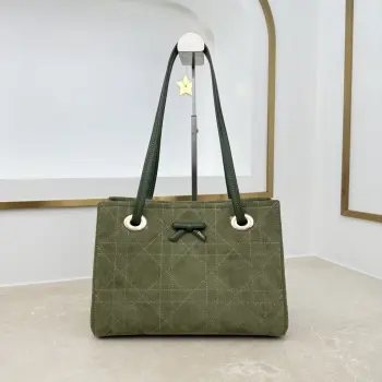  编号 M1410 橄榄绿蝴蝶结这款购物袋由乔纳森 安德森 (Jonathan Anderson) 为 Dior 倾情打造 实用宽敞的设计饰以精美蝴蝶结提升格调 展现 Dior 的全新标志细节 小号款式 牛皮和皮革装饰等材质巧妙结合 柔软廓形和巧妙的滑动式顶部手柄别具一格 可手提 肩背或斜挎 主体 牛皮革 棉 科技面料里料 棉 亚麻 牛皮革磁性开合正面饰以 Dior 标志皮革蝴蝶结顶部滑动式皮革手柄 搭配 CD 标志孔眼内部拉链口袋内部插袋编号: M1410尺寸 27 x 19 x 13.5 厘米 长 x 高 x 宽 