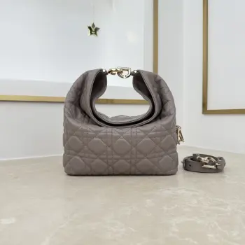  款号 2867  小号   羊皮   浅灰 这款 Dior Toujours Hobo 手袋由乔纳森 安德森 (Jonathan Anderson) 设计 突显别具一格的弧形轮廓 以充满活力的现代风格重新诠释 Dior 传承 突显柔软而醒目的结构 展现充盈感 是日常使用的理想单品 小号款式 风格百搭 搭配特色 CD Lock 扣环和可调节 可拆卸的肩带 可手提 肩背或斜挎 尺寸 22.5 x 14 x 7.5 厘米 长 x 高 x 宽 可收纳 1 个包 1 部手机 2 个卡夹 太阳眼镜和唇膏尺寸和重量详情可能因产品材质而有所不同